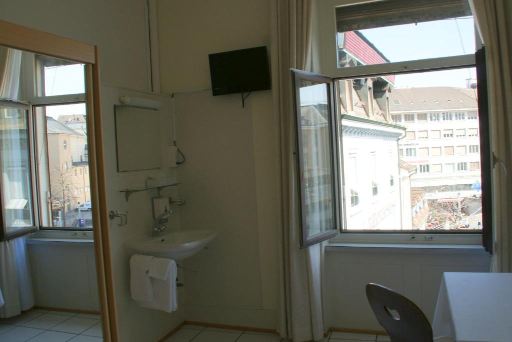 Stadthof Budget Hotel Basel City Center Phòng bức ảnh